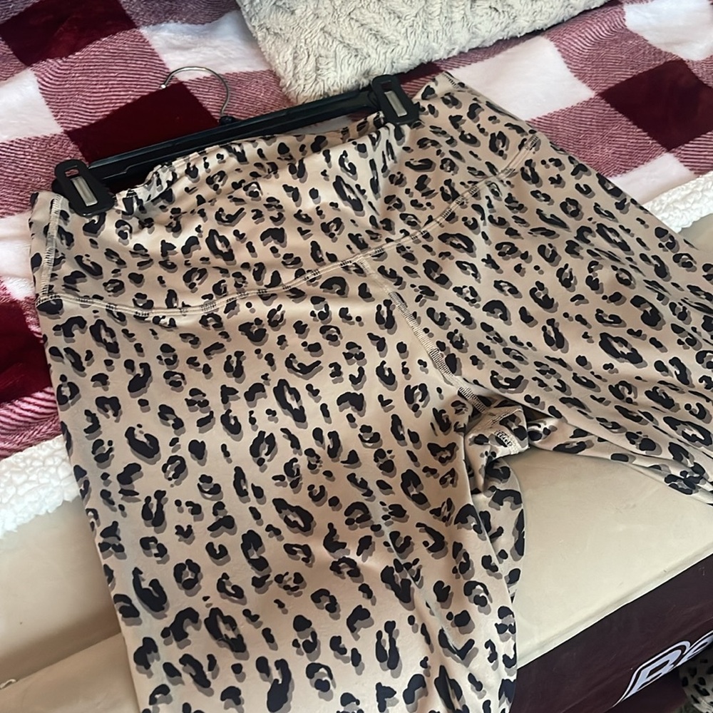 Old Navy Active Leopard Print Leggings - Picture 10 of 10